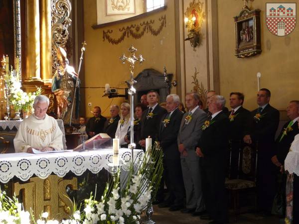 : Uroczysta msza dożynkowa dziękczynna była celebrowana przez księdza proboszcza Jana Wajsa.